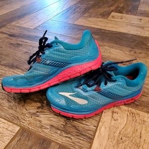 Tennis shoes